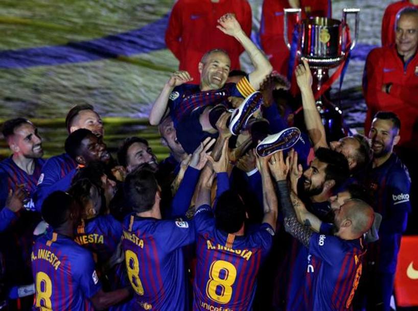 Andrs Iniesta, dopo 22 anni, 6 nelle giovanili e 16 in prima squadra, ieri contro la Real Sociedad ha giocato la sua ultima partita con il Barcellona. I suoi compagni lo hanno portato in trionfo. E il Camp Nou, il suo stadio, lo ha omaggiato con il canto 
